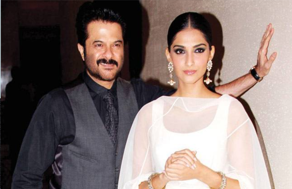 पापा अनिल की इस हरकत से सोनम होती है सबके सामने शर्मिंदा