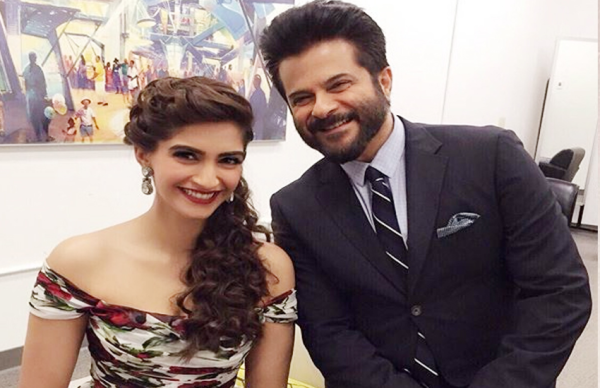 पापा अनिल की इस हरकत से सोनम होती है सबके सामने शर्मिंदा