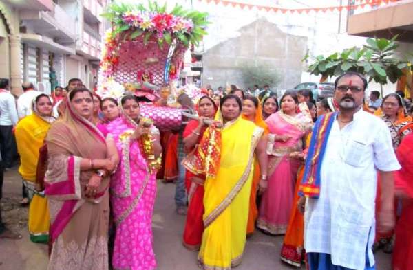 पालकी में विराज माता रानी