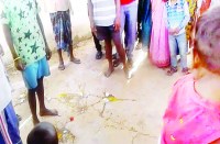 धरमयगढ़ के वार्ड नंबर 15 में सुराज शिविर के दौरान अंडा और टमाटर फेंका गया