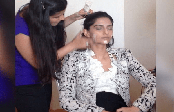 मेकअप रूम में बॉलीवुड अभिनेत्रियों को ऐसे मिलता है परफेक्ट लुक