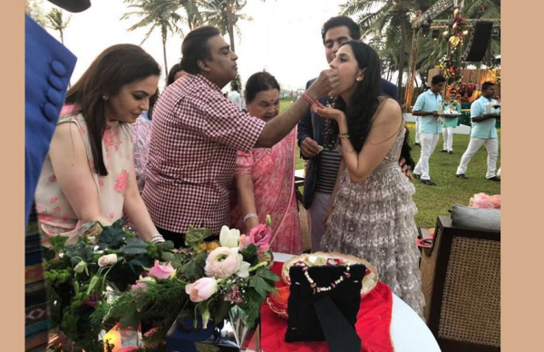 तस्वीरों में देखें मुकेश अंबानी के बेटे की प्री एंगेजमेंट सेरेमनी