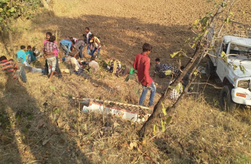 Breaking : बारातियों से भरी पिकअप पलटी, दो की मौत, एक दर्जन गंभीर