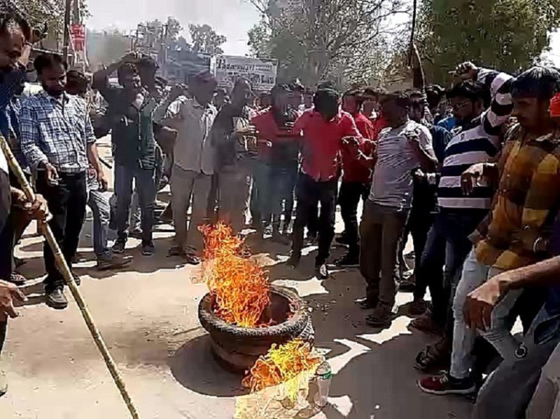 tire burns in Bundi... throwing stones at Ramnavami'sshobhaayatra