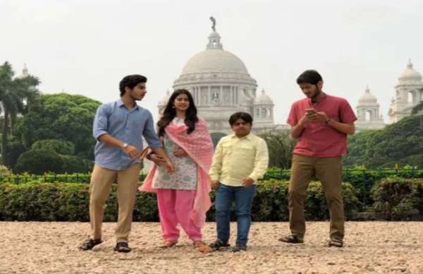 कोलकाता में शूटिंग सेट पर ऐसे मस्ती करते दिखे ईशान-जाह्नवी, निर्देशक ने शेयर की तस्वीरें