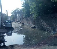 बालोतरा के विमलनाथ कॉलोनी में गली के बीच जमा गंदा पानी