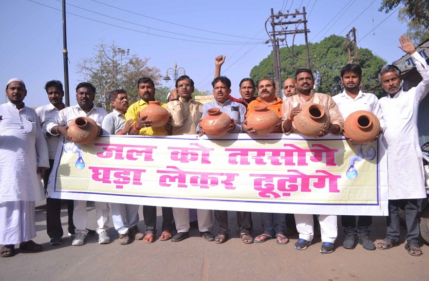 हाथ में घड़ा लेकर निकाली जल जागरूकता रैली, लोगों को किया जागरूक