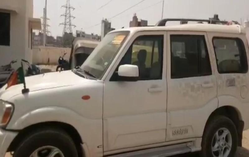 scorpio car with bjp flag