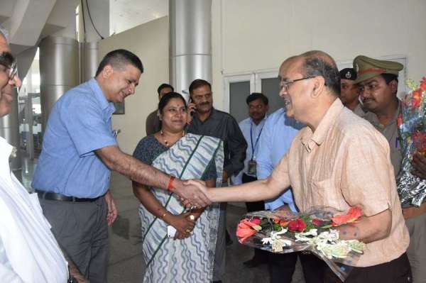 BHU new VC Dr. Rakesh Bhatnagar arrived at Banaras Airport see Photos.
