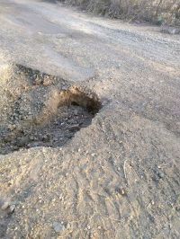  बाड़मेर. हीरा की ढाणी- केसुम्बला फांटा सड़क के बीच बने गड्ढे़।