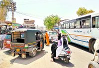 सिवाना कस्बे के गांधी चौक में अव्यवस्थित वाहनों से लगा जाम।