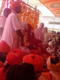 सिवाना कस्बे के सदर बाजार चौक में अंतिम दर्शन करते श्रद्धालु।