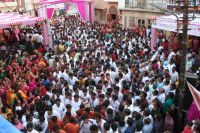 शोभायात्रा में उमड़े जैन समाज के लोग।