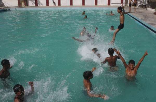 beautiful pics of pool party in summer season