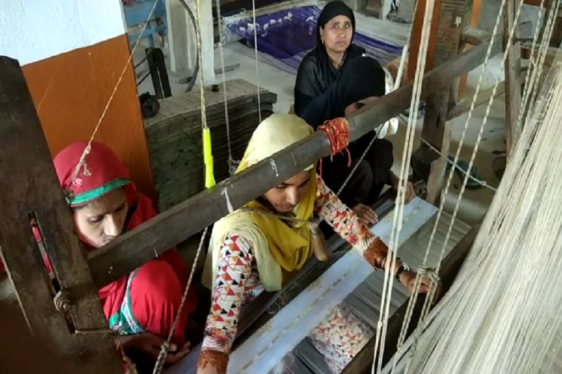 बनारसी साड़ी तैयार करती मुस्लिम महिलाएं