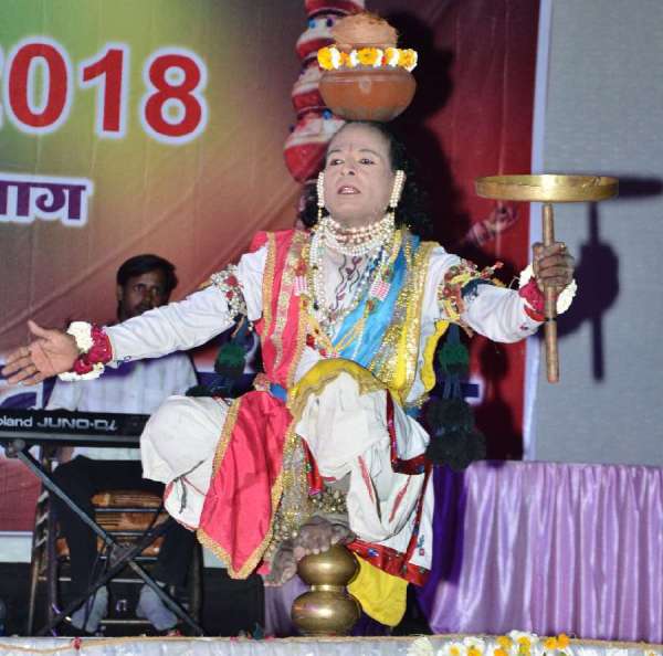 jheel kinaare jhalaka raajasthaanee vaibhav... dekhie tasveeren