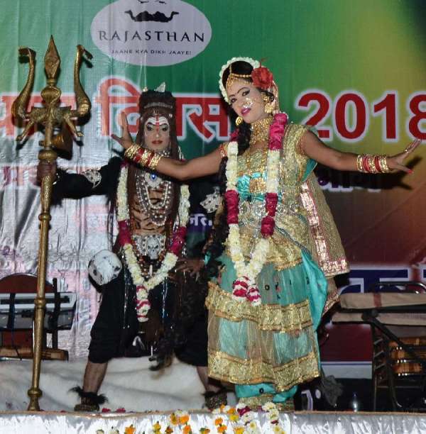 jheel kinaare jhalaka raajasthaanee vaibhav... dekhie tasveeren