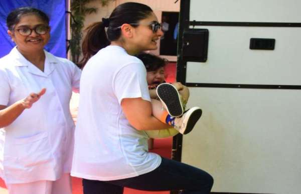 PHOTOS: मीडिया को देखकर पहले जीभ निकाली, फिर जोर-जोर से रोेने लगे तैमूर