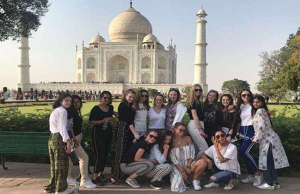 दोस्तों संग ताजमहल के बाहर तस्वीरें खिंचवाती दिखीं शाहरुख की बेटी सुहाना, कुछ अलग था अंदाज