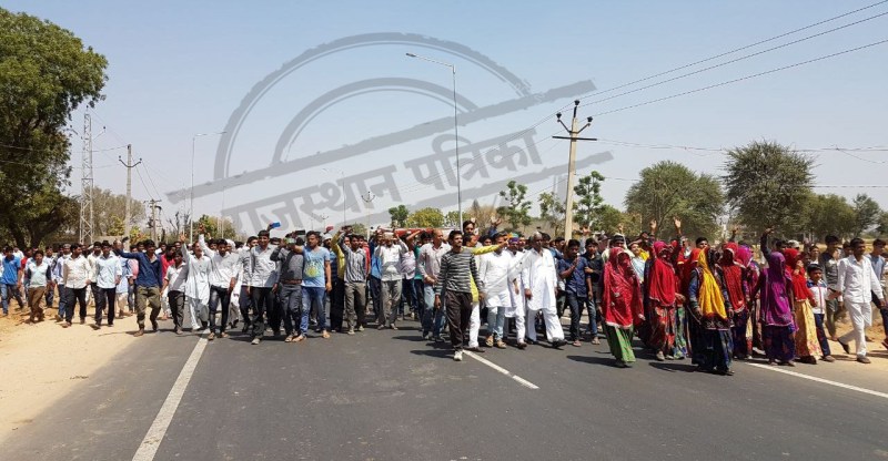 lathi bhata jung on kushalpura toll plaza in chomu