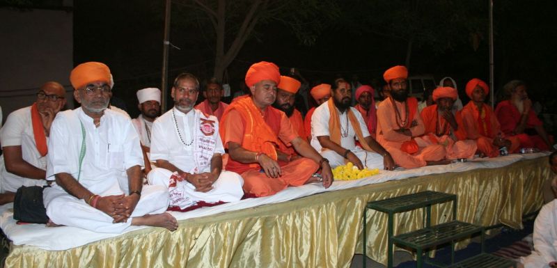 बालोतरा के चेतन बाबा की झोपड़ी में आयोजित भजन संध्या में मौजूद साधु-संत।