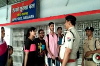 लाउड स्पीकर का बैट्री हुआ खत्म, यात्रियों को मुंह से ही देनी पड़ी 182 की जानकारी