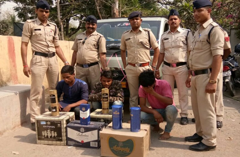 कुरकुरे व कोल्डड्रिंक्स के नीचे टाटा मैजिक वाहन में भरा हुआ था ये अवैध सामान, देखकर पुलिस के उड़ गए होश