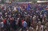 आंदोलन करने वाले दुकान बंद करने व्यापारियों पर बना रहे थे दबाव