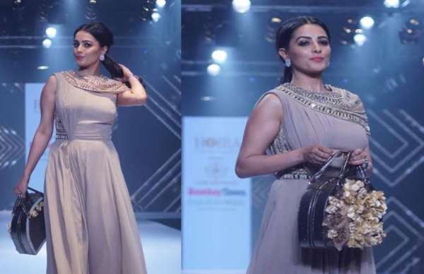 रैंप पर डिजाइनर ड्रेसेज में दिखीं टीवी और बॅालीवुड की यह पॅापुलर एक्ट्रेसेस, देखें तस्वीरें