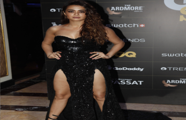 अवॉर्ड समारोह में सुरवीन चावला का ब्लैक गाउन बना चर्चा का विषय