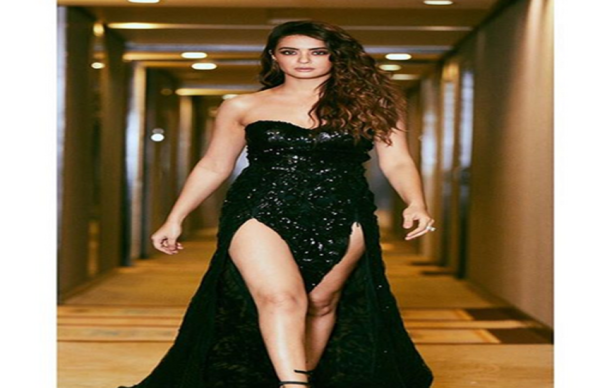 अवॉर्ड समारोह में सुरवीन चावला का ब्लैक गाउन बना चर्चा का विषय