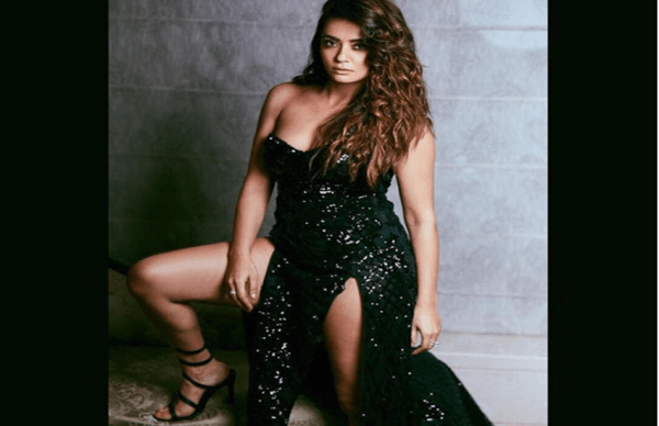 अवॉर्ड समारोह में सुरवीन चावला का ब्लैक गाउन बना चर्चा का विषय