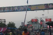 कचहरी चौक का फ्लैक्सी फटकर लटक रहा