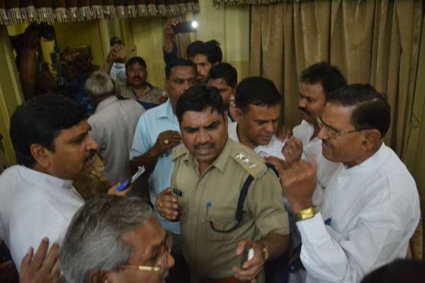 ALTERCATION BETWEEN CONGRESS AND BJP LEADERS