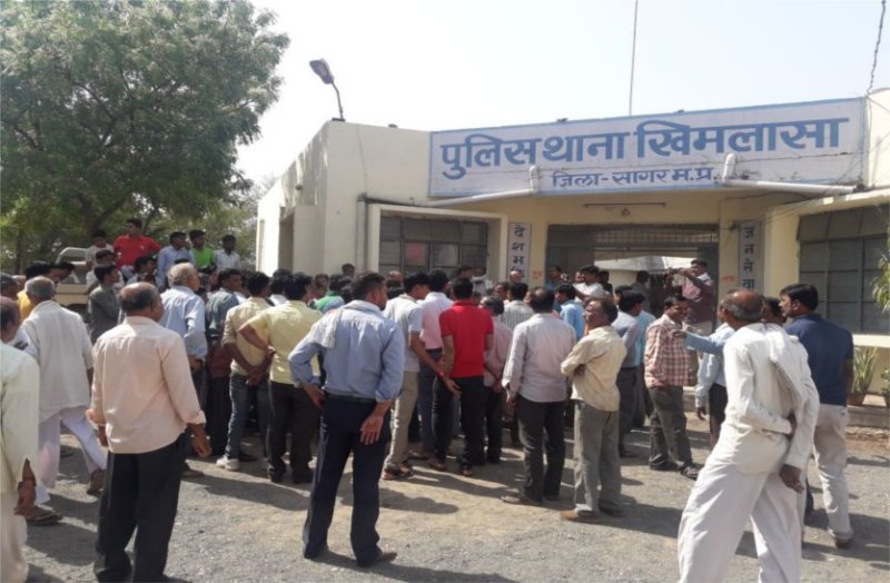 Dealers encircle the police station