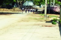 गर्मी में स्कूल जा रहे बच्चे, पालक हलाकान, डिडाइड्रेशन के शिकार हो रहे हैं बच्चे