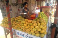 फलों का राजा आम बना खास, 150 से 250 रुपए बिक रहा किलो,  जानें क्या है वजह...