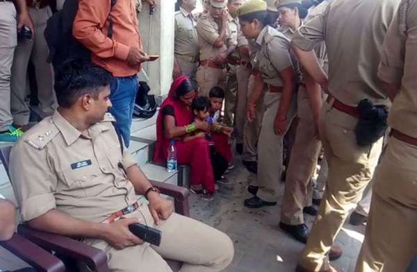 SSP Amit Pathak, SSP Amit Pathak Agra, Agra SSP Amit Pathak, IPS Amit Pathak, Bharat Band, Clash in Agra, Bharat Band Hinsa, Bharat Band Clash, Child, Women, Water, emotional
