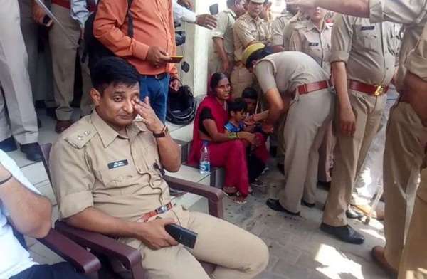 SSP Amit Pathak, SSP Amit Pathak Agra, Agra SSP Amit Pathak, IPS Amit Pathak, Bharat Band, Clash in Agra, Bharat Band Hinsa, Bharat Band Clash, Child, Women, Water, emotional