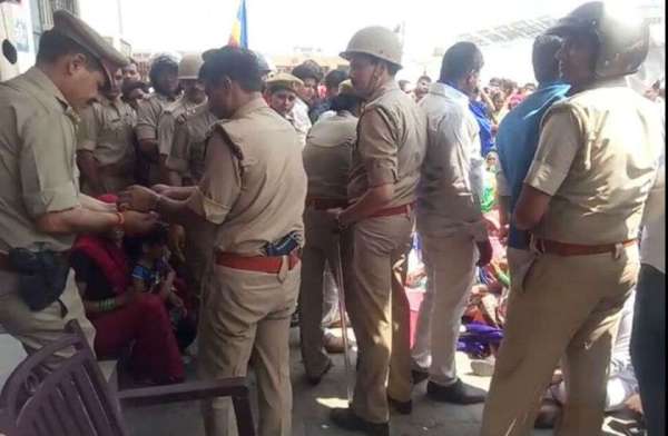SSP Amit Pathak, SSP Amit Pathak Agra, Agra SSP Amit Pathak, IPS Amit Pathak, Bharat Band, Clash in Agra, Bharat Band Hinsa, Bharat Band Clash, Child, Women, Water, emotional