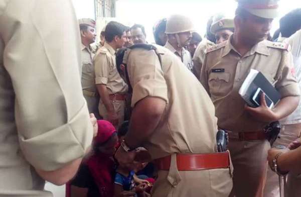 SSP Amit Pathak, SSP Amit Pathak Agra, Agra SSP Amit Pathak, IPS Amit Pathak, Bharat Band, Clash in Agra, Bharat Band Hinsa, Bharat Band Clash, Child, Women, Water, emotional