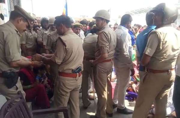SSP Amit Pathak, SSP Amit Pathak Agra, Agra SSP Amit Pathak, IPS Amit Pathak, Bharat Band, Clash in Agra, Bharat Band Hinsa, Bharat Band Clash, Child, Women, Water, emotional