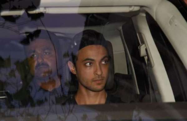 PICS: दुख बांटने पहुंचे सलमान के घर ये बॉलीवुड सेलेब्स