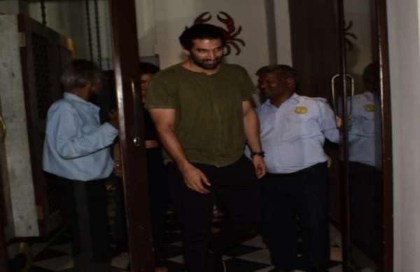 PICS: दुख बांटने पहुंचे सलमान के घर ये बॉलीवुड सेलेब्स