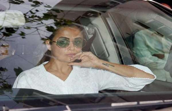 PICS: दुख बांटने पहुंचे सलमान के घर ये बॉलीवुड सेलेब्स