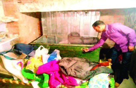 वारदात के बाद बिखरा पड़ा सामान।