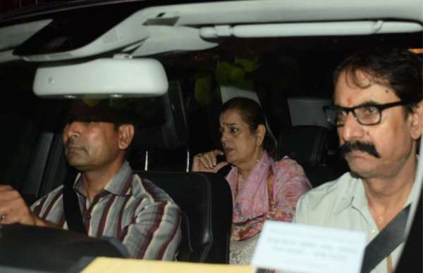 PICS: दुख बांटने पहुंचे सलमान के घर ये बॉलीवुड सेलेब्स