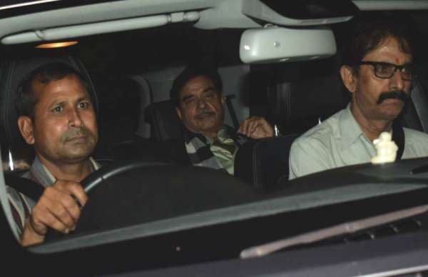 PICS: दुख बांटने पहुंचे सलमान के घर ये बॉलीवुड सेलेब्स