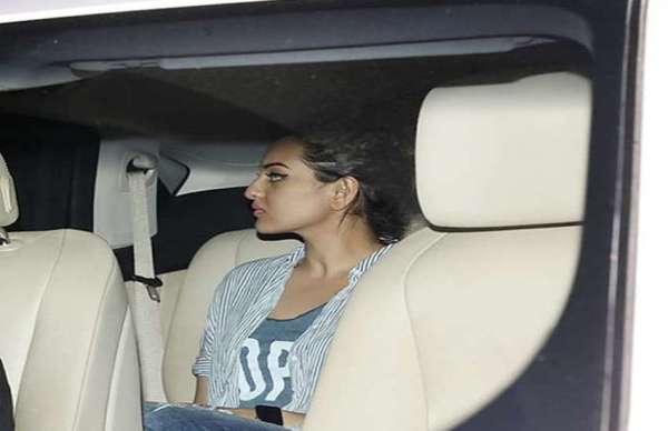 PICS: दुख बांटने पहुंचे सलमान के घर ये बॉलीवुड सेलेब्स