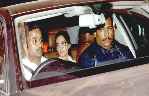 PICS: दुख बांटने पहुंचे सलमान के घर ये बॉलीवुड सेलेब्स